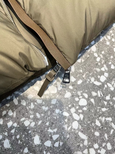 ハイクオリティダウンジャケット角部分ディテール